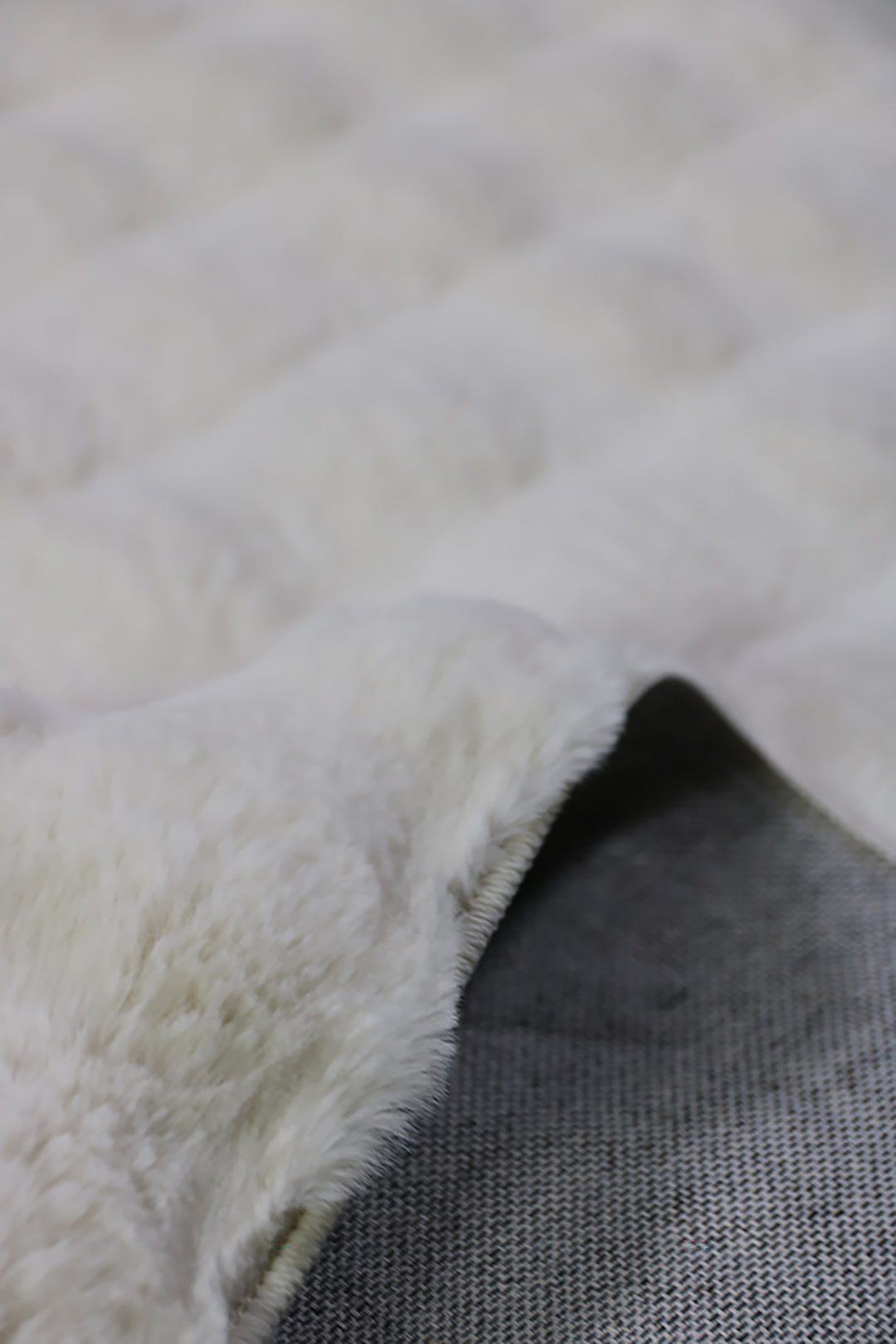 Turkish SNOW Rug - 3.9 x 5.6 FT - Fluffy and Durable Floor Rug