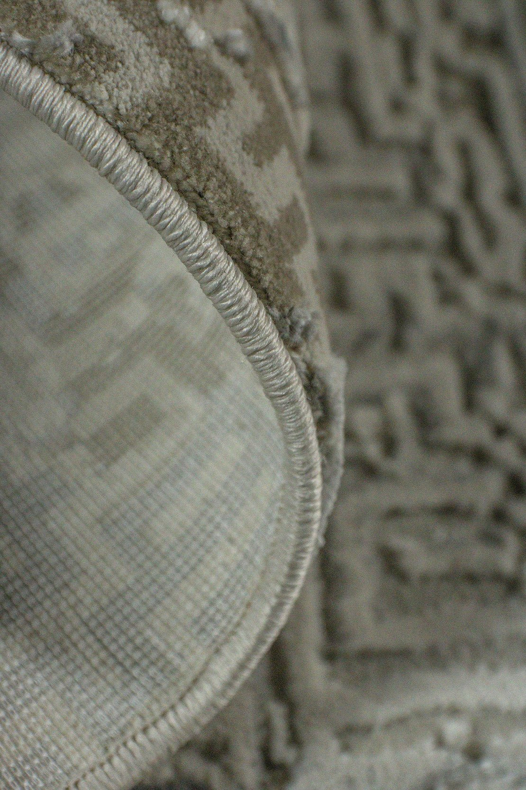 Turkish Modern Festival Viscos Rug - Cream & White - 5.2 x 7.5 FT - Sleek And Minimalist For Chic Interiors - V Surfaces